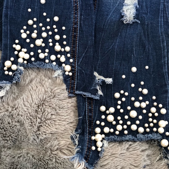 Hot Jean - Picture 4 of 5